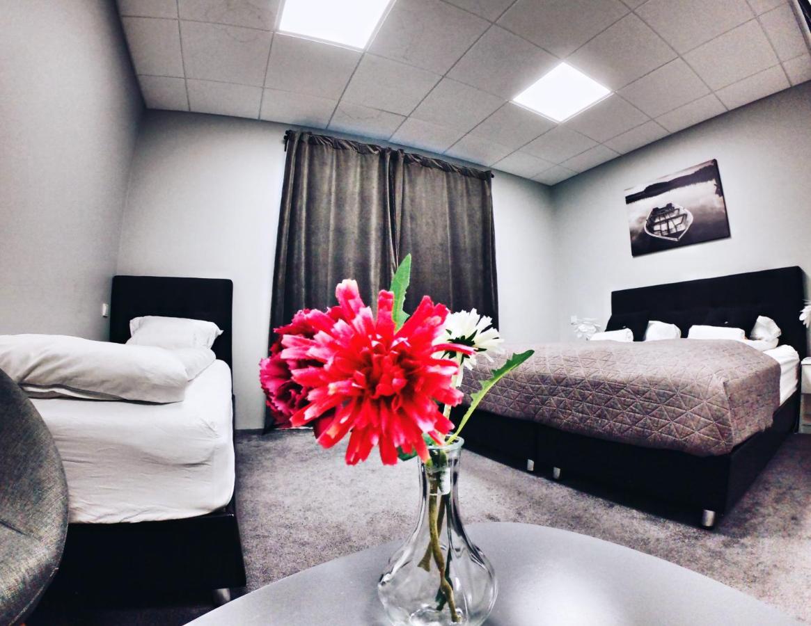 Hotel Tjarna Njarthvik Экстерьер фото